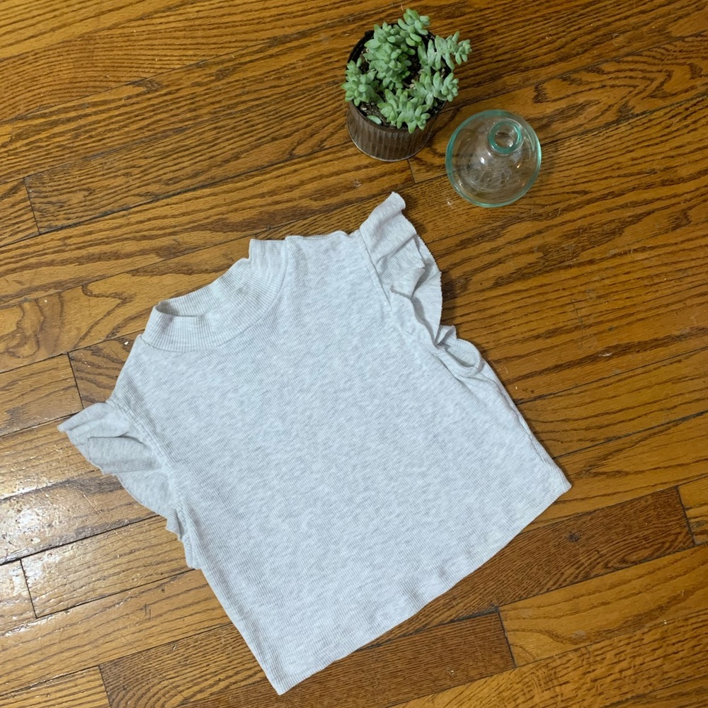 Ruffled crop top 🤍